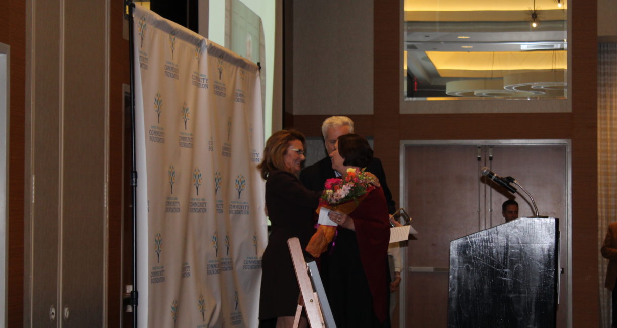 Board member Suzanne Veenis presents Bill and Lorrae Lindquist with the 2019 Friend of the Foundation Award.